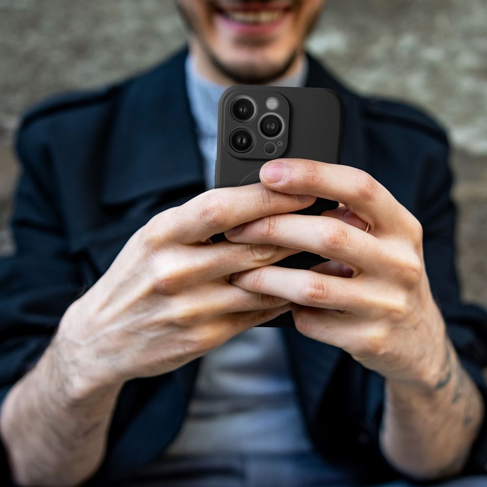 iPhone 14 PLUS juoda MagSilicone nugarėlė 6