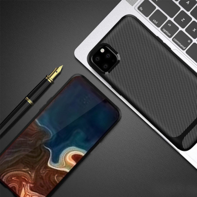 Iphone 7/8/SE 2020 juoda Carbon Line nugarėlė 3
