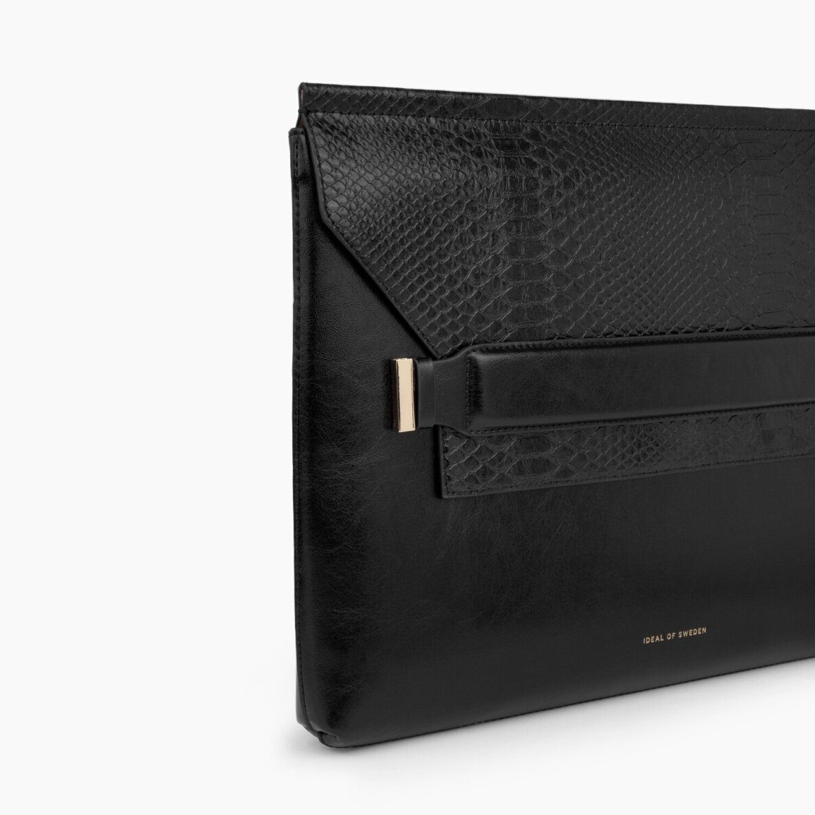 June iDeal Of Sweden Laptop Sleeve 16 Glossy Black Snake 1