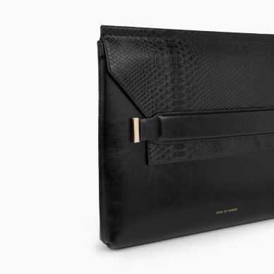 June iDeal Of Sweden Laptop Sleeve 13 Glossy Black Snake 1